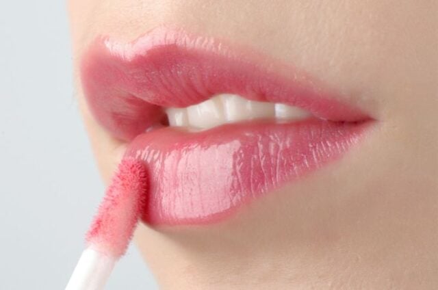 pink-lipgloss-application